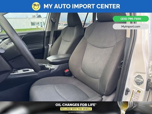 Used 2025 Toyota RAV4 XLE image 7