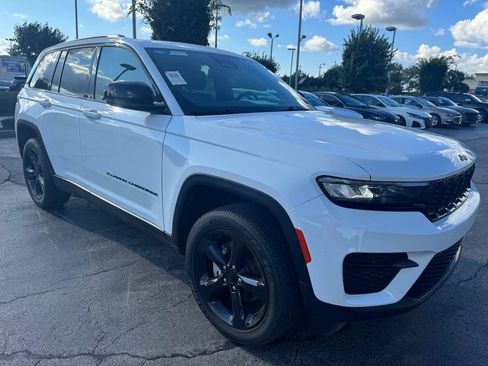 Used 2023 Jeep Grand Cherokee Altitude AWD/4WD image 7