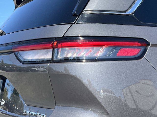Used 2023 Jeep Grand Cherokee Limited RWD image 11