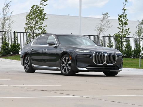 Certified 2024 BMW i7 eDrive50 w/ Executive Package RWD image 2