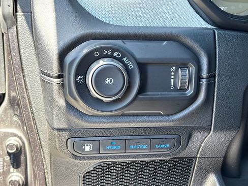 Used 2025 Jeep Wrangler Unlimited Sahara AWD/4WD image 31