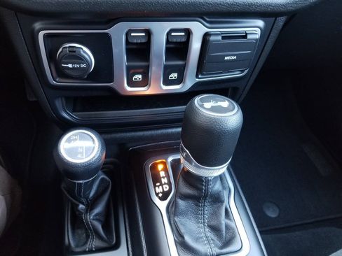 Used 2025 Jeep Wrangler Sport AWD/4WD image 24
