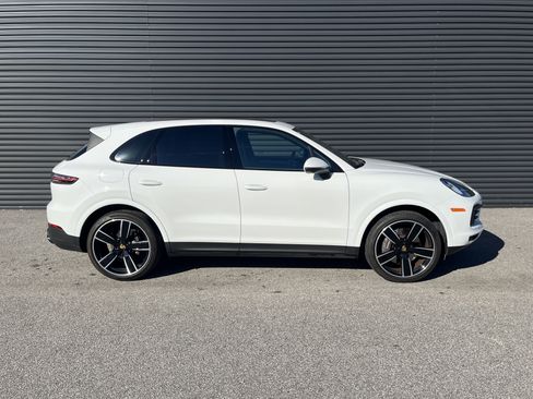 Certified 2023 Porsche Cayenne Platinum Edition image 8