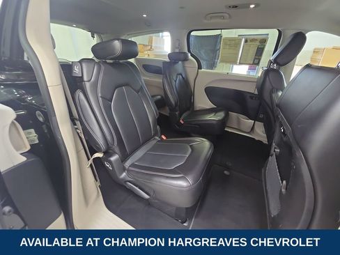 Used 2023 Chrysler Pacifica Touring-L FWD image 35