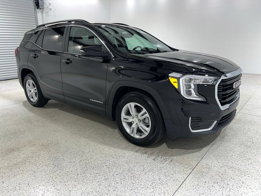 Used 2024 GMC Terrain SLE w/ Driver Convenience Package FWD image 7