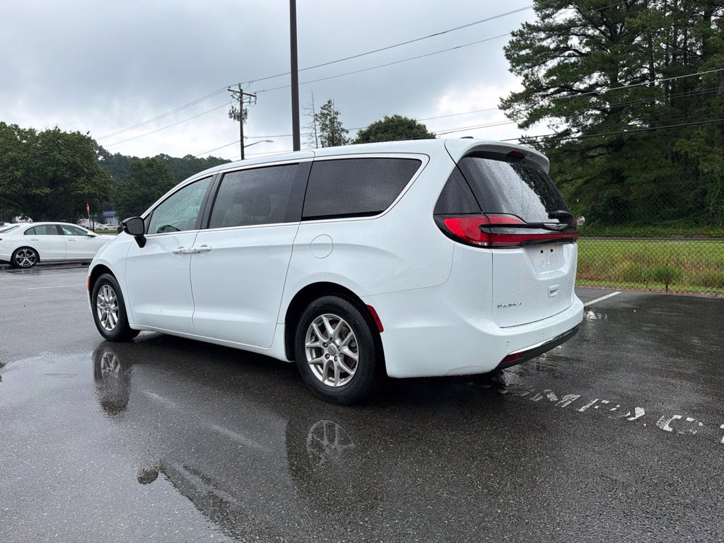 Used 2025 Chrysler Pacifica Select FWD image 7
