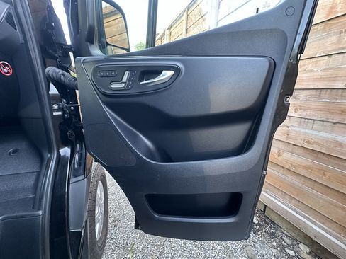 Used 2019 Mercedes-Benz Sprinter 2500 image 32
