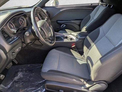 Used 2015 Dodge Challenger SXT image 10