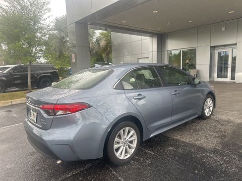 Used 2025 Toyota Corolla XLE FWD image 3