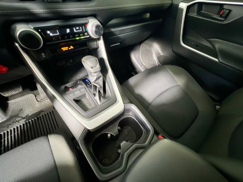 Used 2020 Toyota RAV4 LE image 25