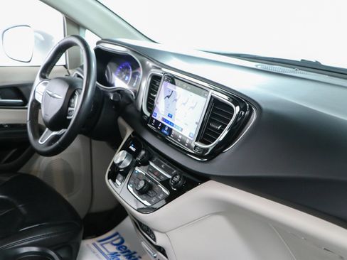 Used 2022 Chrysler Pacifica Touring-L FWD image 26