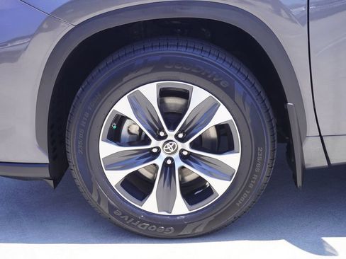 Used 2023 Toyota Highlander XLE FWD image 24