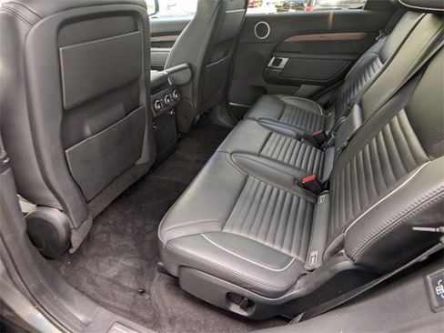 Used 2018 Land Rover Discovery HSE image 13