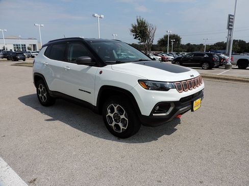 Used 2022 Jeep Compass Trailhawk w/ Trailhawk Convenience Group AWD/4WD image 3