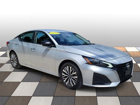 Used 2024 Nissan Altima 2.5 SV image 3