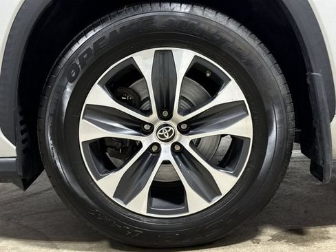 Used 2020 Toyota Highlander XLE AWD/4WD image 28