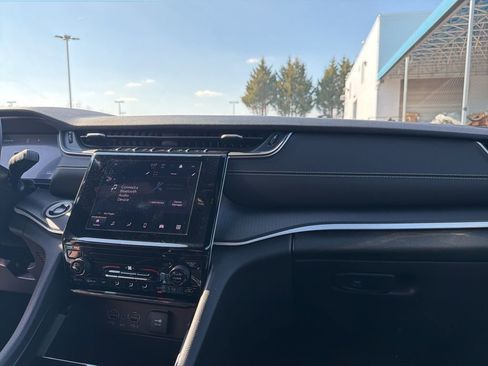 Used 2025 Jeep Grand Cherokee Laredo image 22