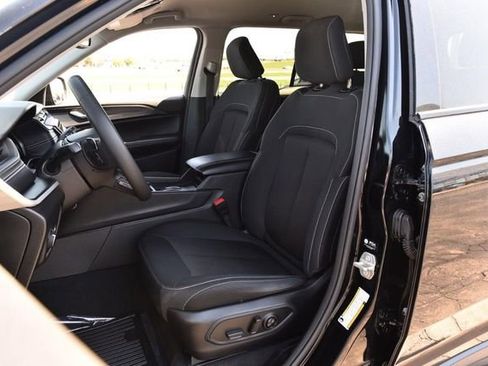 Used 2024 Jeep Grand Cherokee Laredo AWD/4WD image 19