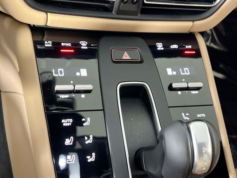 Used 2024 Porsche Macan AWD/4WD image 16