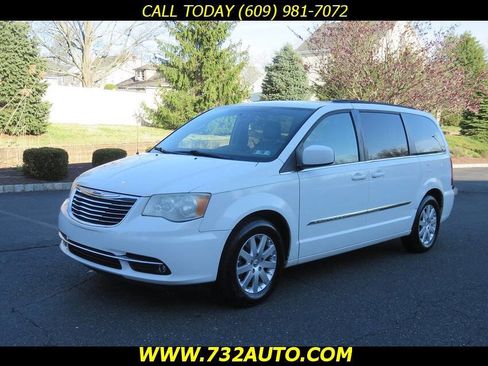 Used 2014 Chrysler Town & Country Touring image 1
