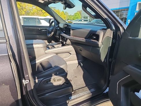 Used 2025 Chevrolet Tahoe Z71 AWD/4WD image 14