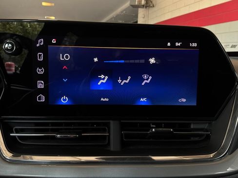 Used 2025 Chevrolet Trax LT FWD image 29