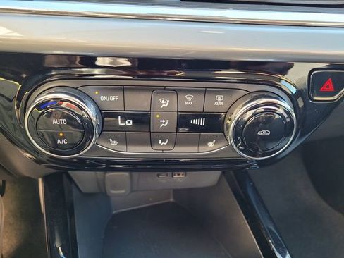 Used 2025 Chevrolet Trax LT w/ LT Convenience Package image 20