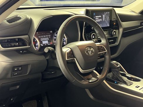 Used 2024 Toyota Highlander XLE AWD/4WD image 16