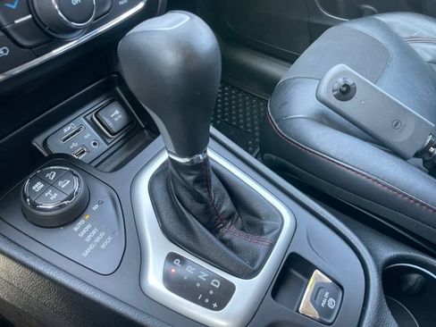Used 2017 Jeep Cherokee Trailhawk AWD/4WD image 15