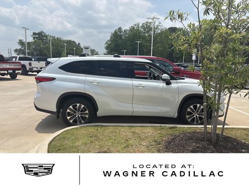 Used 2022 Toyota Highlander XLE FWD image 1