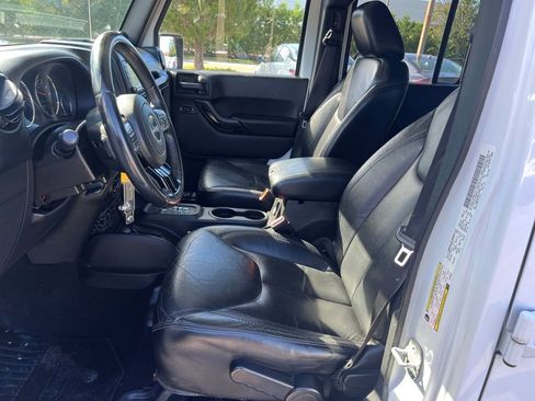 Used 2014 Jeep Wrangler Unlimited Sahara image 11