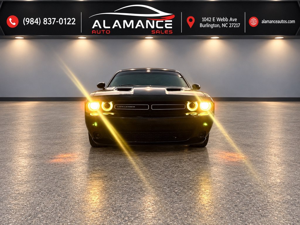 Used 2015 Dodge Challenger SXT RWD image 31