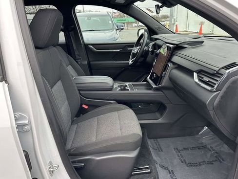 Used 2025 GMC Acadia Elevation image 18