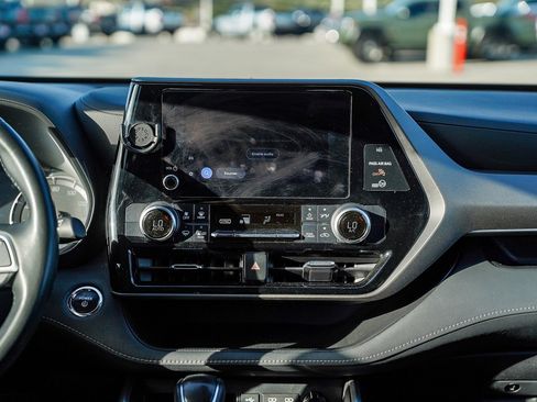 Certified 2023 Toyota Highlander LE image 14