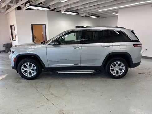 Used 2023 Jeep Grand Cherokee Limited w/ Luxury Tech Group II image 6