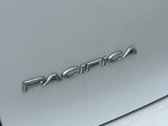 Used 2021 Chrysler Pacifica Touring-L FWD image 4
