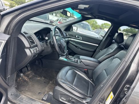 Used 2017 Ford Explorer XLT w/ Equipment Group 202A AWD/4WD image 8