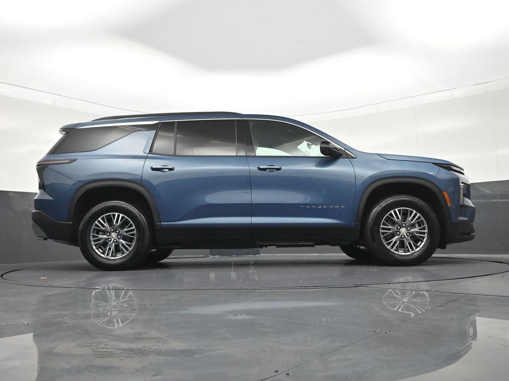 Used 2025 Chevrolet Traverse LT w/ Driver Confidence Package FWD image 34