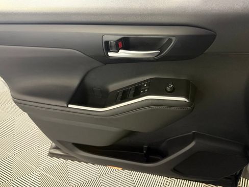 Used 2025 Toyota Highlander XLE FWD image 27