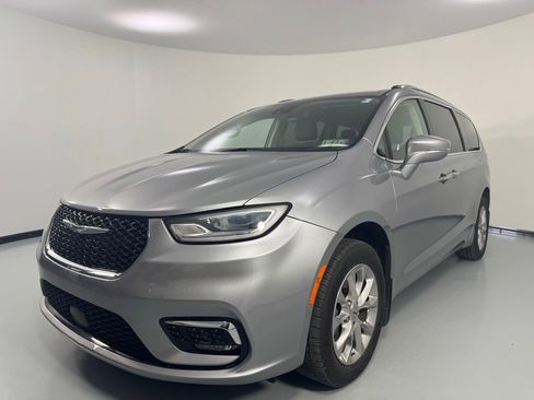 Used 2021 Chrysler Pacifica Touring-L w/ Uconnect Theater Family Group AWD/4WD image 3