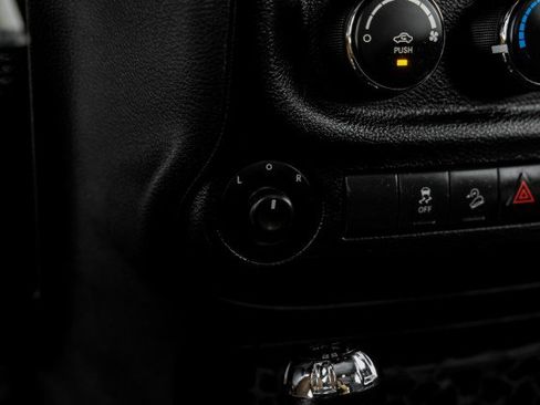 Used 2018 Jeep Wrangler Unlimited Sahara AWD/4WD image 23