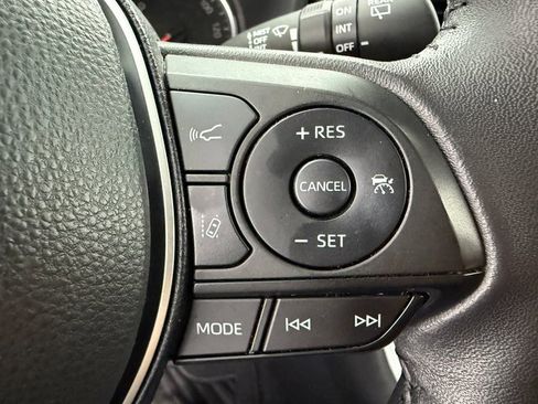 Used 2022 Toyota RAV4 XLE Premium image 14