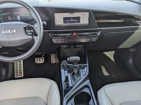 Certified 2024 Kia Niro EX Touring image 18