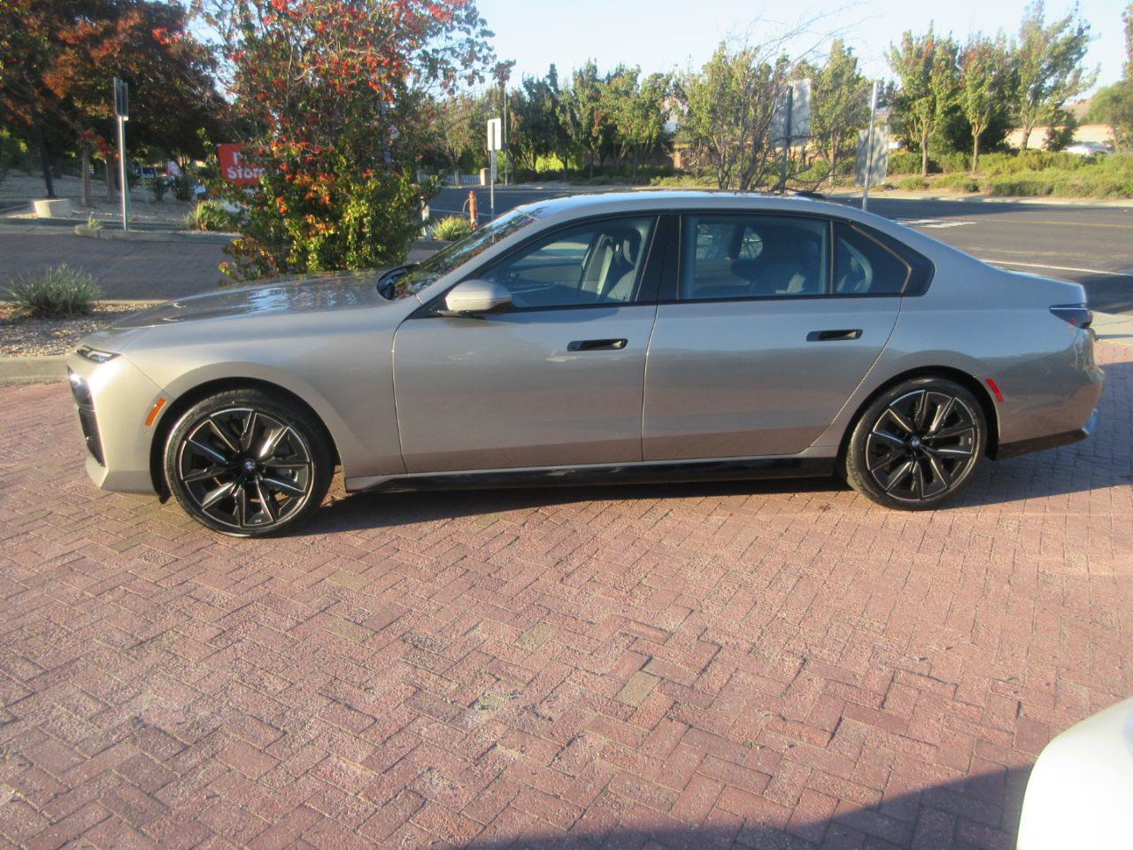 Used 2023 BMW 760i xDrive AWD/4WD image 90