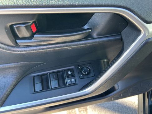 Used 2021 Toyota RAV4 LE image 13