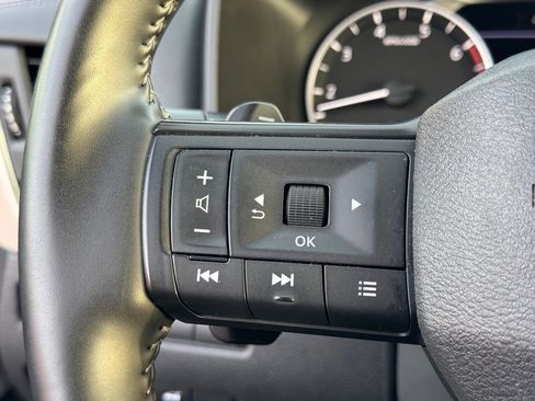 Certified 2025 Nissan Rogue SV image 18