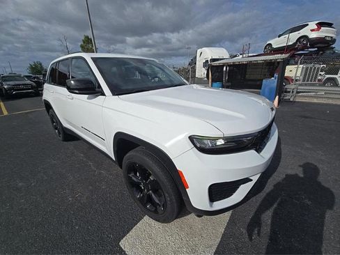 Used 2023 Jeep Grand Cherokee Altitude RWD image 2