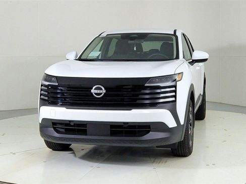 Used 2025 Nissan Kicks SV image 2