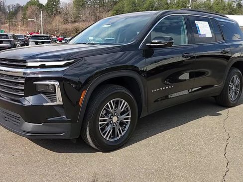 Used 2025 Chevrolet Traverse LT image 4