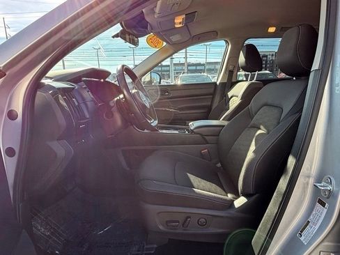 Used 2024 Nissan Pathfinder SV image 10